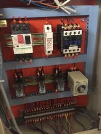 380V / 50HZ الألومنيوم نافذة ركن العقص آلة 0.6 ~ 0.8MPa ضغط الهواء المزود